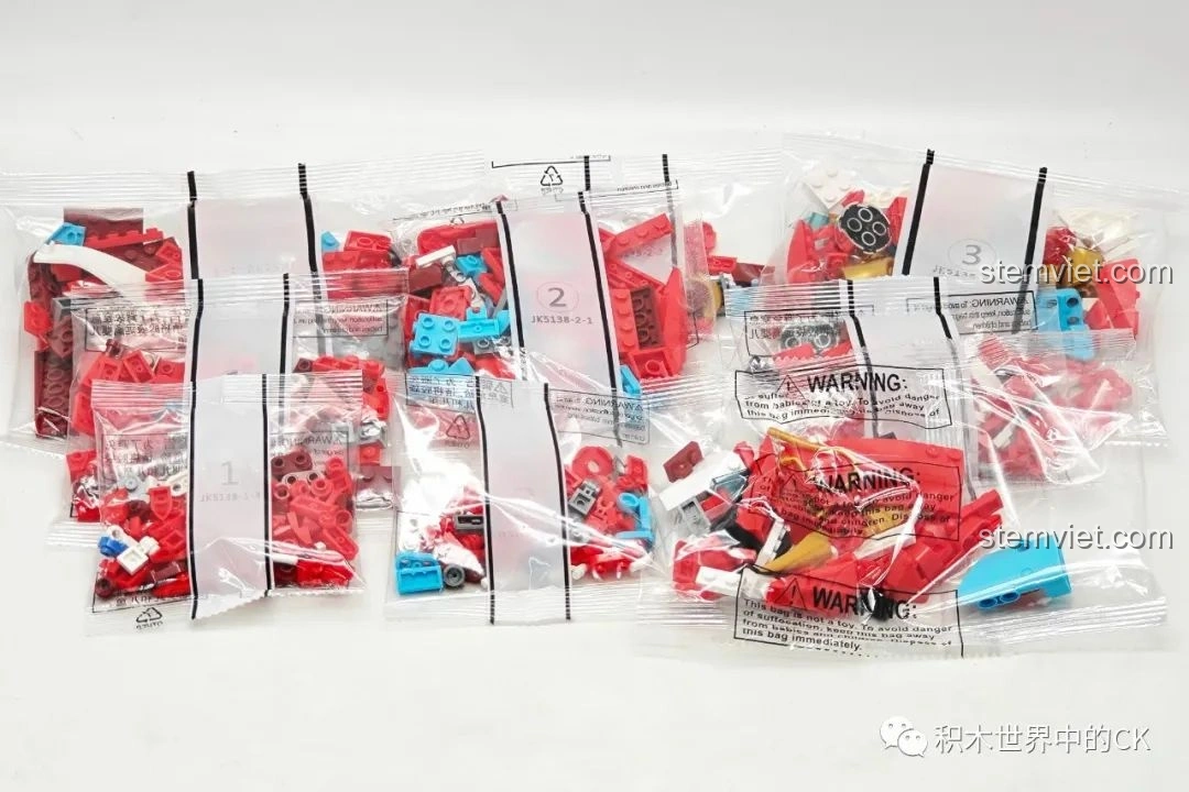 Các túi mảnh ghép của bộ đồ chơi lắp ráp JAKI Rồng Cơ Giáp Xích Diễm JK5138 được phân loại theo số.