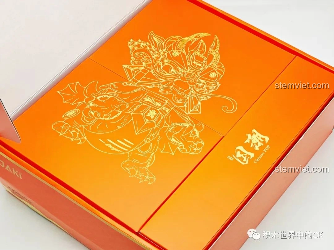 Bên trong hộp đồ chơi lắp ráp JAKI Rồng Cơ Giáp Xích Diễm JK5138 với lớp bìa cứng trang trí hình rồng.