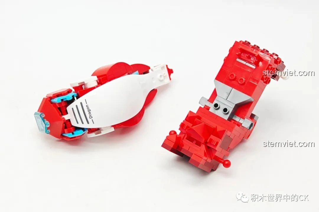 Hai phần đang được lắp ráp của Rồng Cơ Giáp Xích Diễm JK5138, thể hiện quá trình xây dựng mô hình.