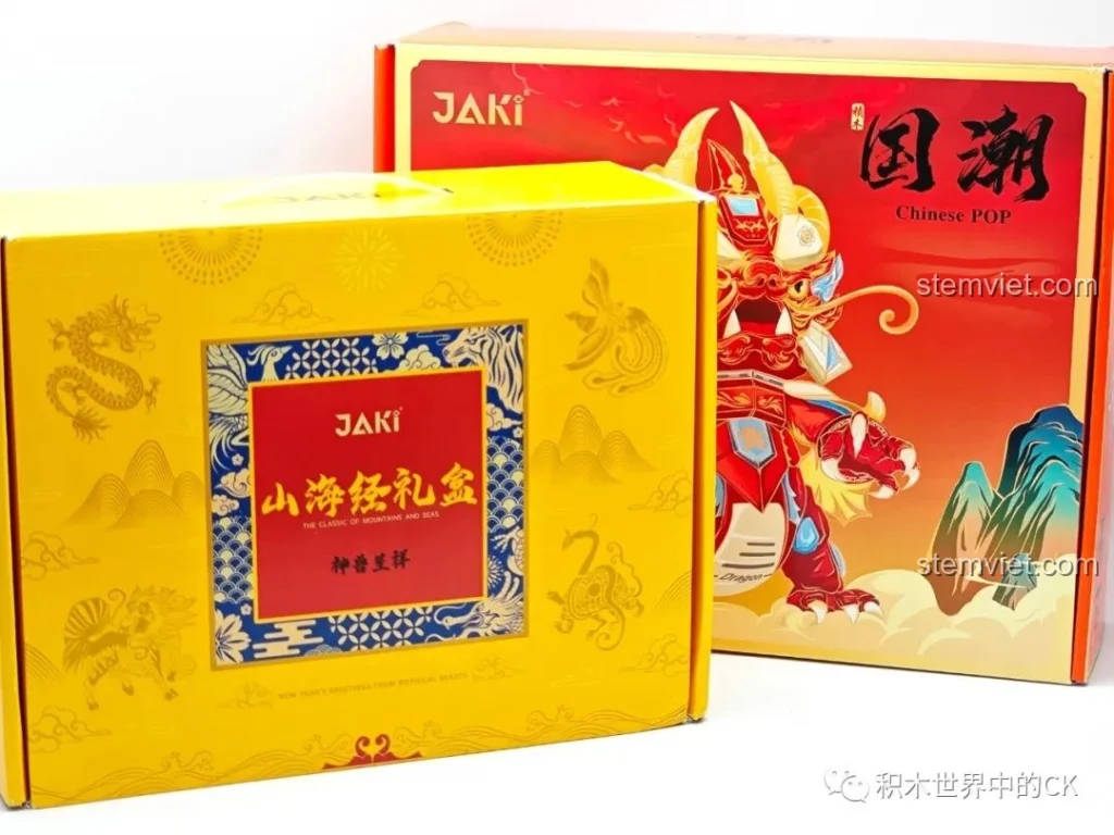 Hai hộp đồ chơi lắp ráp JAKI Rồng Cơ Giáp Xích Diễm JK5138 và Bộ sưu tập Linh vật Sơn Hải Kinh JK20236 đặt cạnh nhau.