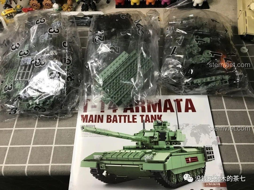 Bên trong hộp bộ xếp hình Xe tăng chiến đấu T-14 0101, gồm các túi chi tiết và sách hướng dẫn.