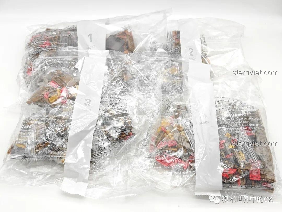 Các túi đựng chi tiết của bộ đồ chơi xây dựng Mô hình thuyền chiến cổ 58002 được phân loại rõ ràng.