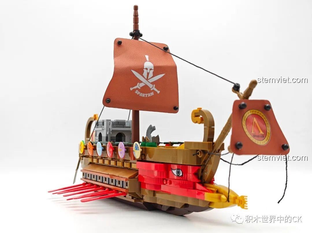Góc nhìn khác từ bên trái của Mô hình thuyền chiến cổ 58002, khoe vẻ đẹp hùng dũng.