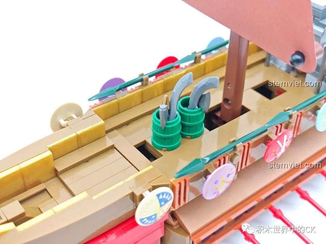 Các vũ khí như rìu và giáo được trang bị trên boong của Tàu chiến Spartan.