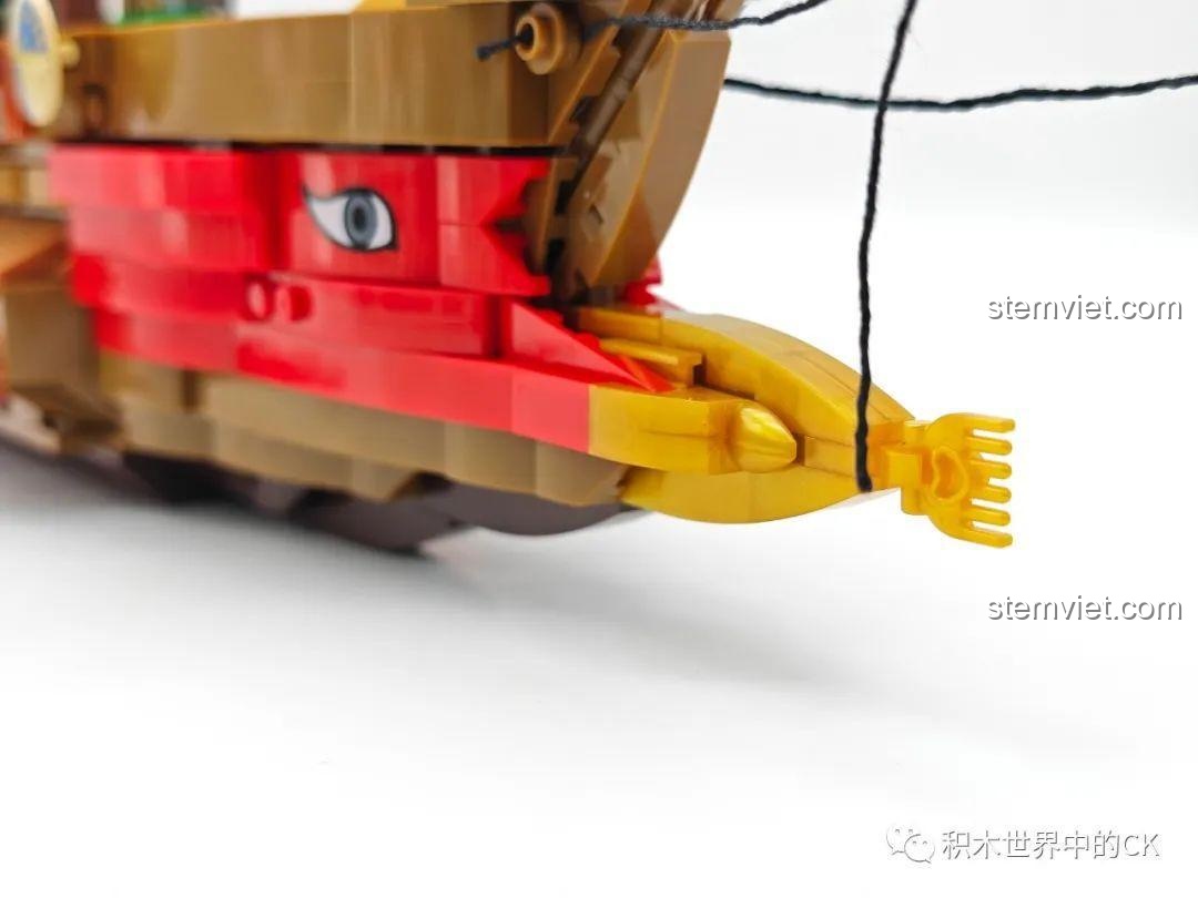 Chi tiết mũi tàu được trang trí công phu của đồ chơi mô hình JIESTAR 58002.