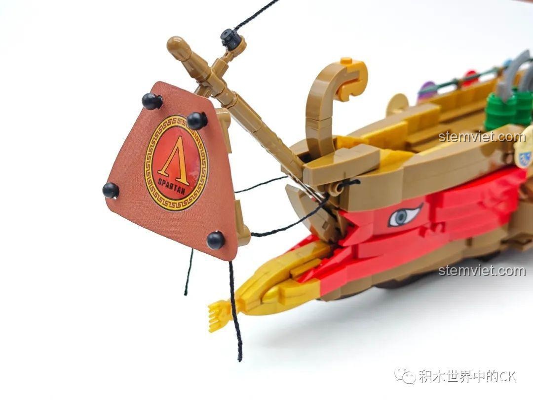 Cận cảnh phần mũi tàu của bộ lắp ráp Thuyền Chiến Spartan, với thiết kế đầu rồng và mắt thuyền độc đáo.