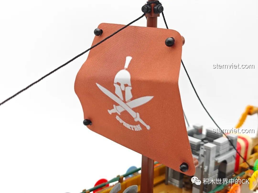 Cánh buồm vải với biểu tượng Spartan dũng mãnh của bộ lắp ráp Thuyền Chiến Spartan.