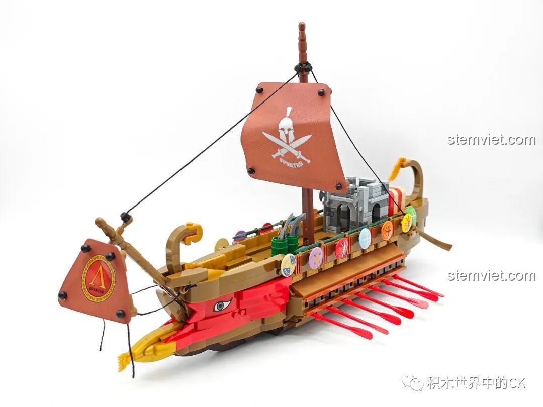 Góc nhìn chính diện của bộ lắp ráp Thuyền Chiến Spartan, khoe trọn vẻ oai hùng và chi tiết.