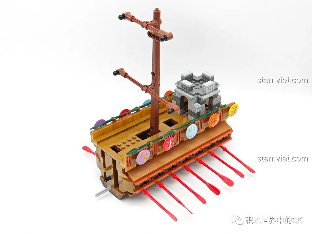Mô hình Thuyền chiến Hy Lạp cổ đại 58002 đang dần hình thành với phần thân và cột buồm.