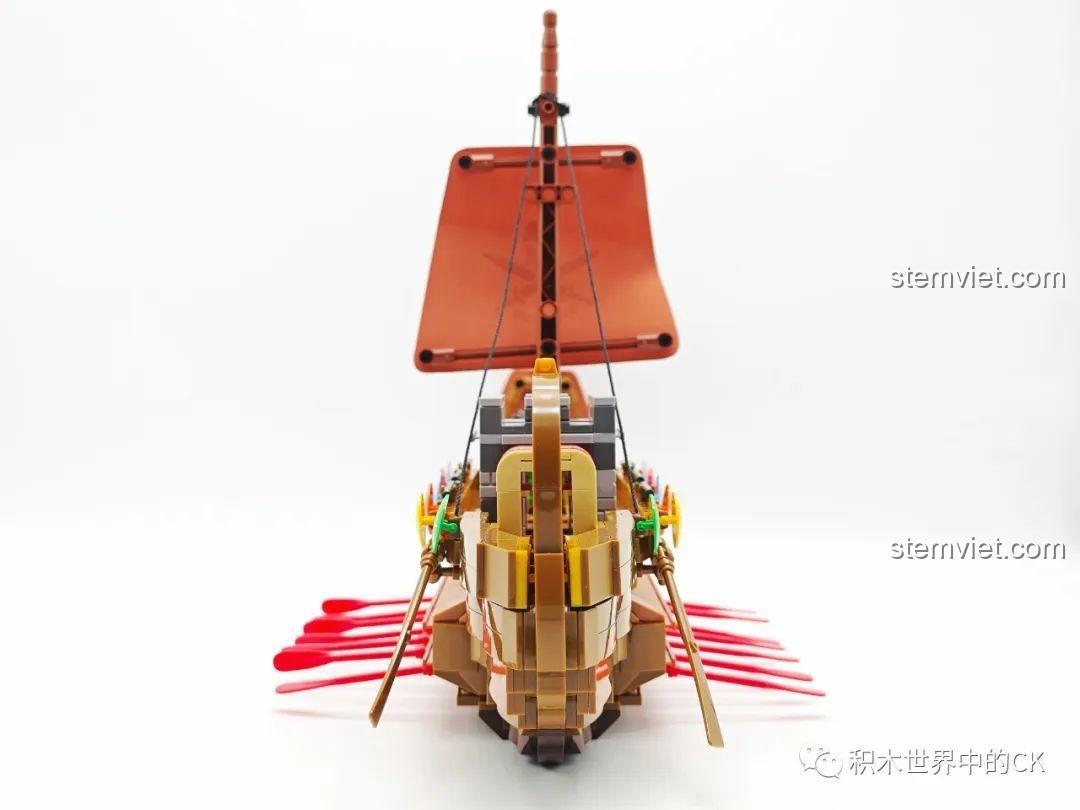 Mặt sau của Thuyền Chiến Spartan, với chi tiết bánh lái và đuôi tàu được thiết kế cong vút.