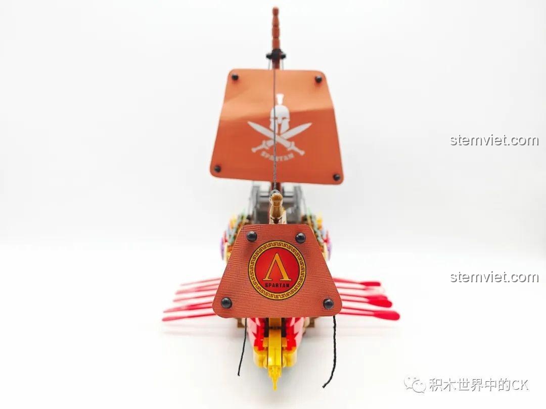 Mặt trước của mô hình JIESTAR 58002 Tàu chiến Spartan, nổi bật với biểu tượng Spartan trên buồm.