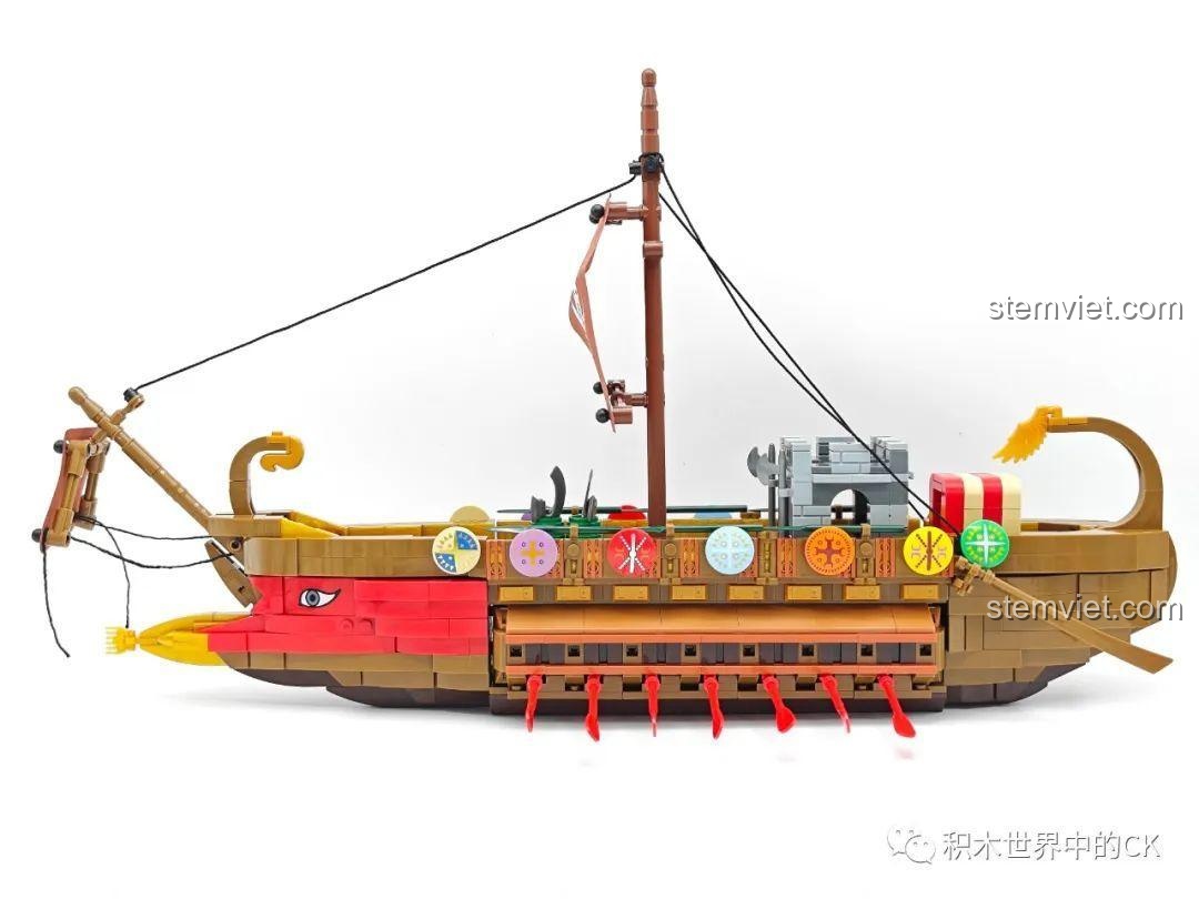 Góc nhìn bên phải của đồ chơi mô hình Thuyền chiến Hy Lạp cổ đại, thể hiện hàng khiên và mái chèo.