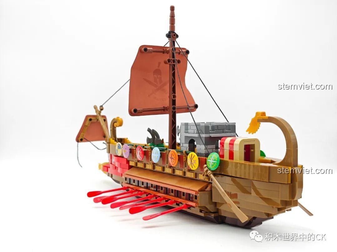 Góc nhìn từ trên cao của bộ xếp hình 58002, cho thấy cách bố trí trên boong tàu.