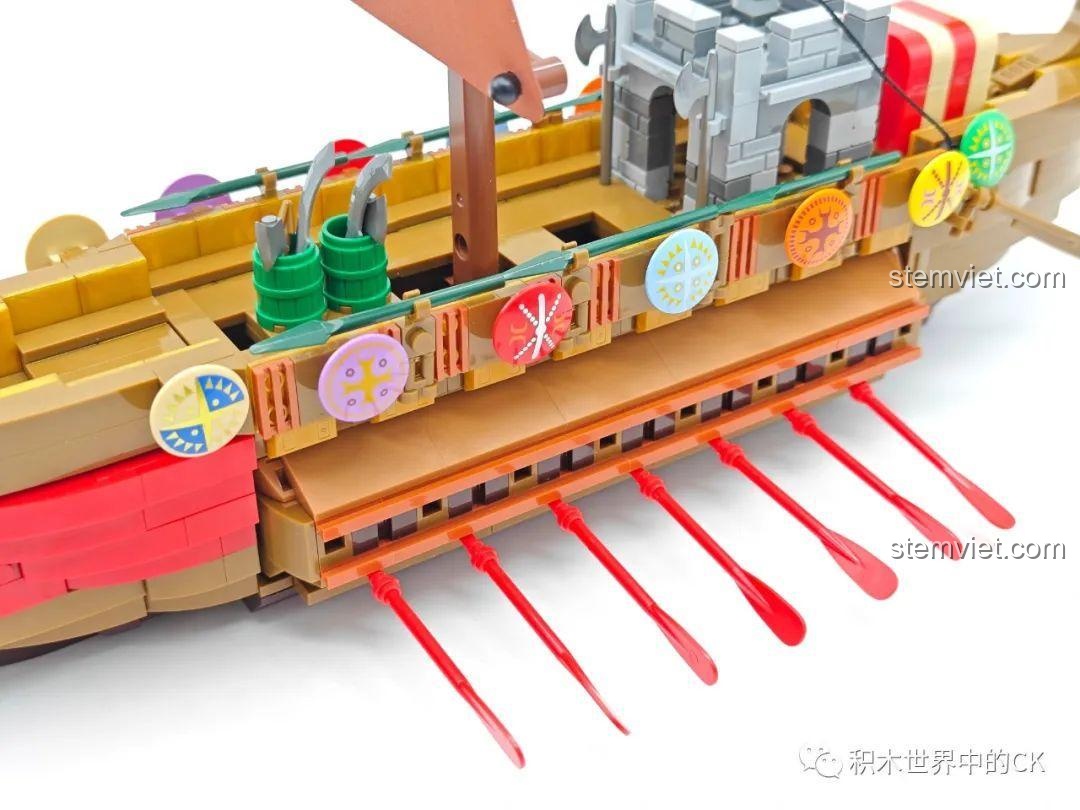 Hàng khiên đa sắc màu được treo dọc mạn thuyền, một chi tiết trang trí đặc sắc của mô hình.