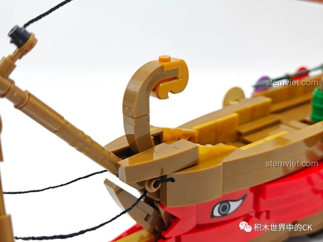 Phần đuôi tàu cong vút đặc trưng của thuyền chiến Hy Lạp cổ đại trong bộ xếp hình 58002.