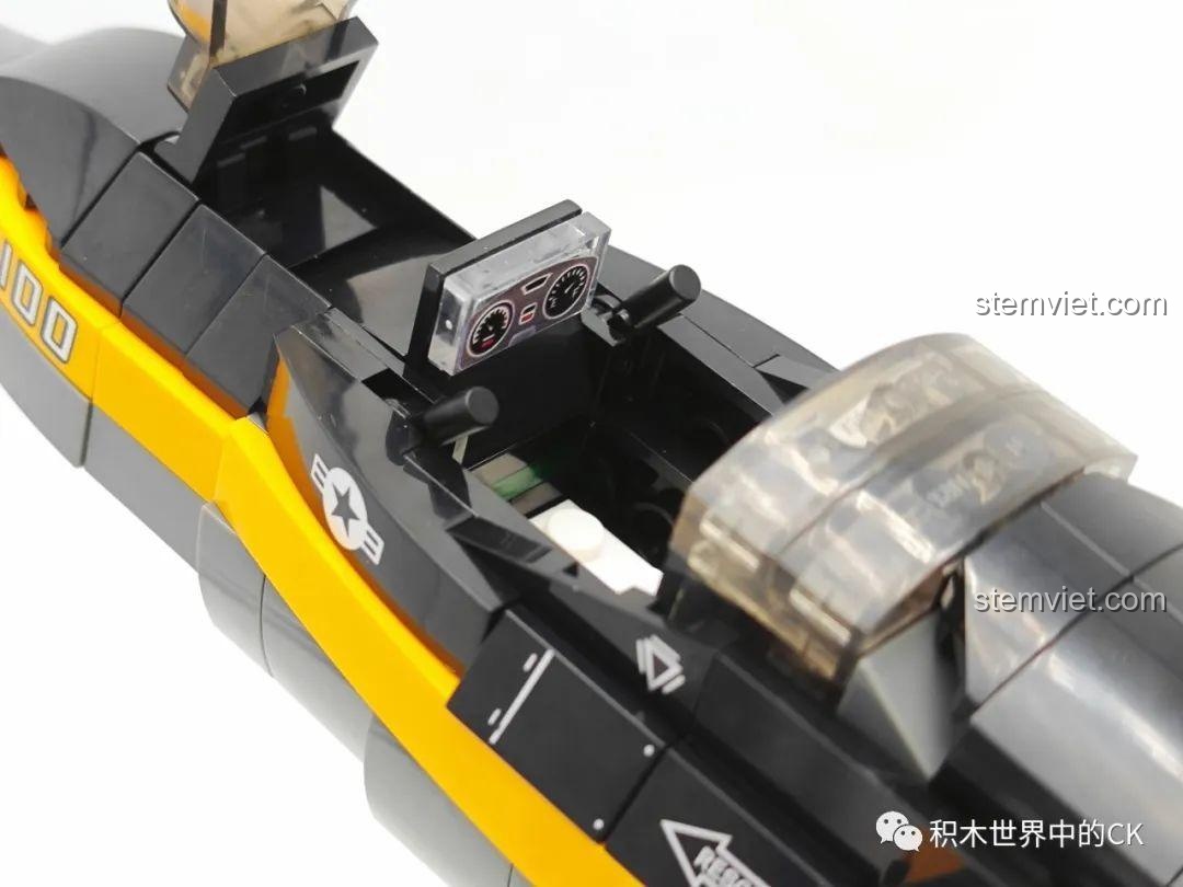 Bên trong buồng lái của mô hình JIESTAR 58092 với bảng điều khiển và cần lái chi tiết.