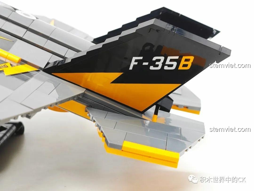 Chi tiết cánh đuôi với ký hiệu F-35B của bộ lắp ráp JIESTAR 58092.