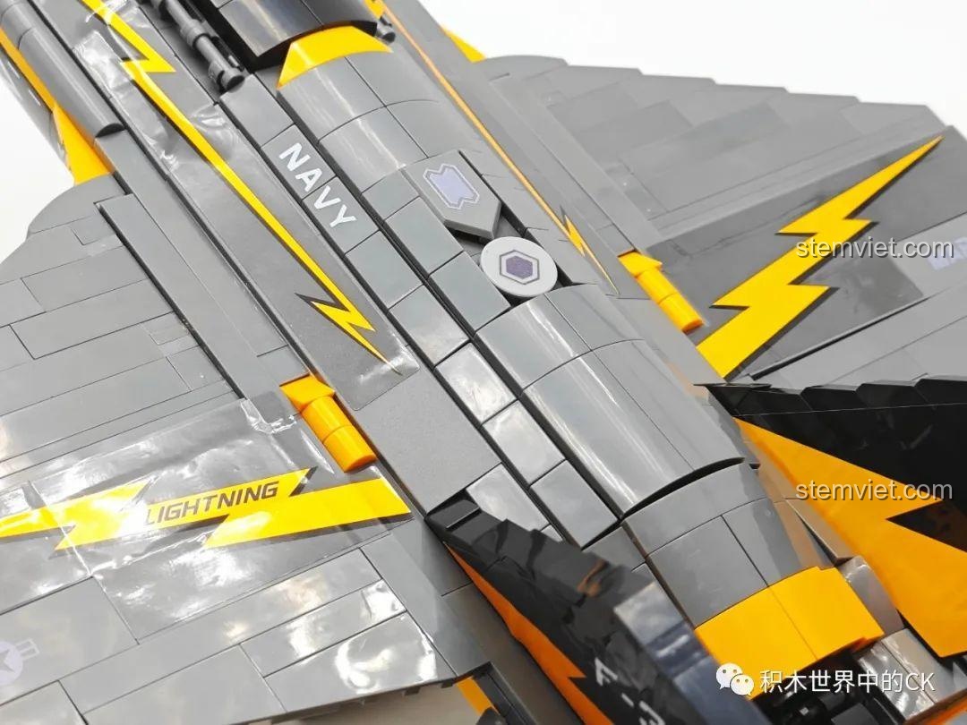 Các chi tiết decal và mảnh ghép trên thân máy bay JIESTAR 58092.