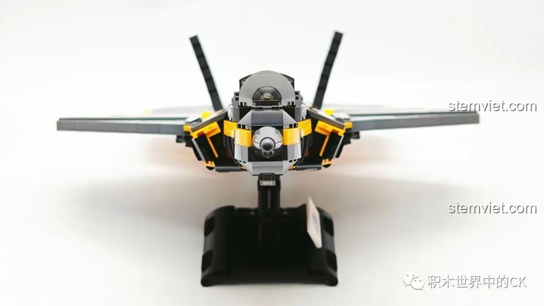 Nhìn trực diện mô hình F-35B JIESTAR 58092 trên giá đỡ, cánh đuôi dựng đứng.