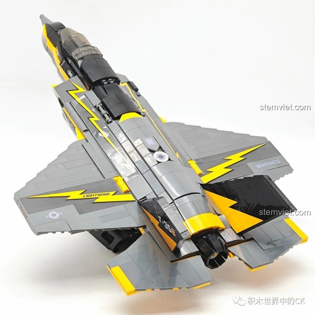 Nhìn từ phía sau của mô hình máy bay chiến đấu F-35B 58092, nổi bật với động cơ và cánh đuôi.