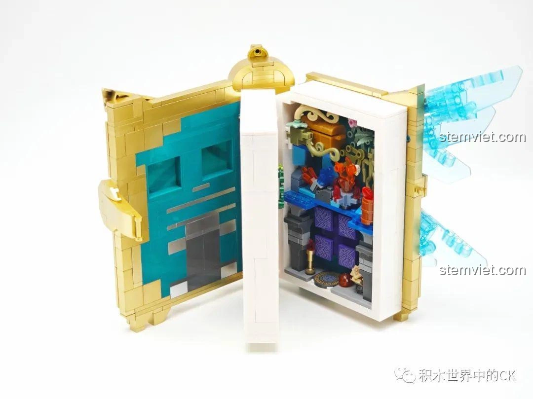 Cận cảnh chi tiết bên trong cạnh bên của mô hình JIESTAR 58102 Sách Thiên Không, với các ô cửa sổ.