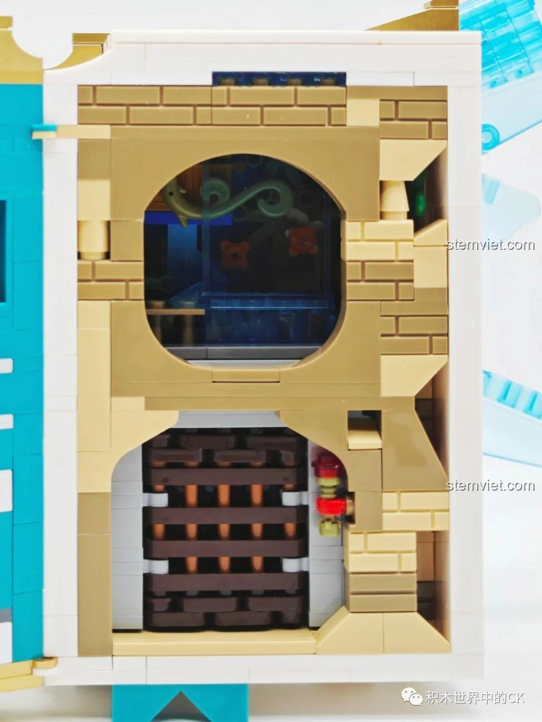 Cận cảnh chi tiết bên trong ô cửa sổ của mô hình JIESTAR 58102 Sách Thiên Không, với các thanh chắn.