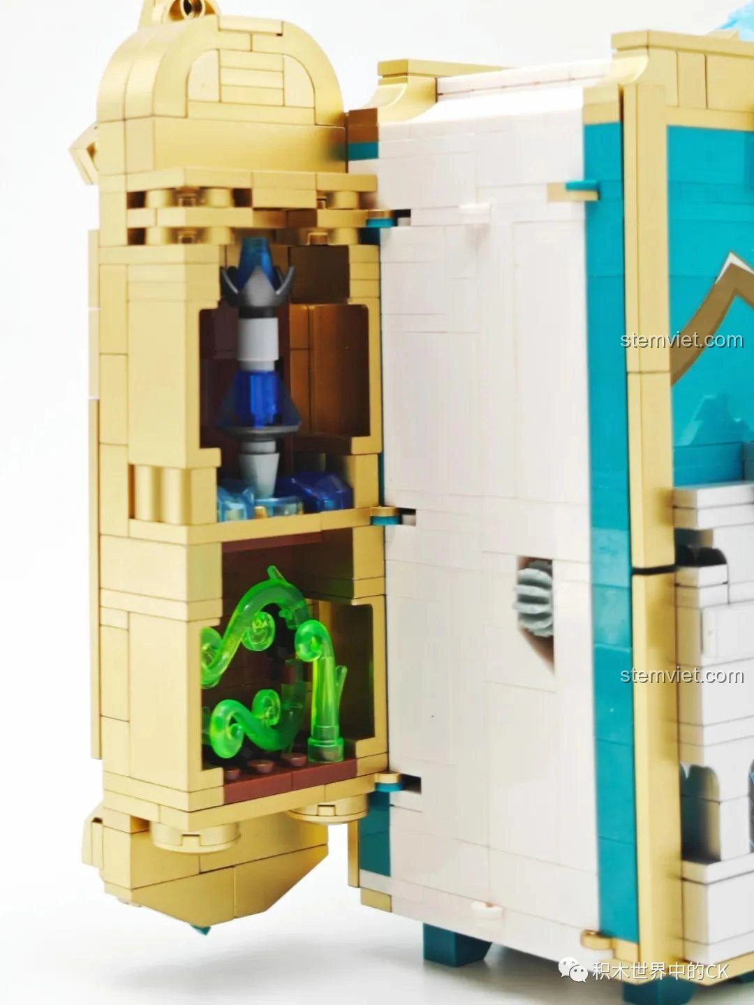 Cận cảnh chi tiết cây xanh trong ngăn bí mật của JIESTAR 58102 Sách Thiên Không, tạo điểm nhấn sinh động.