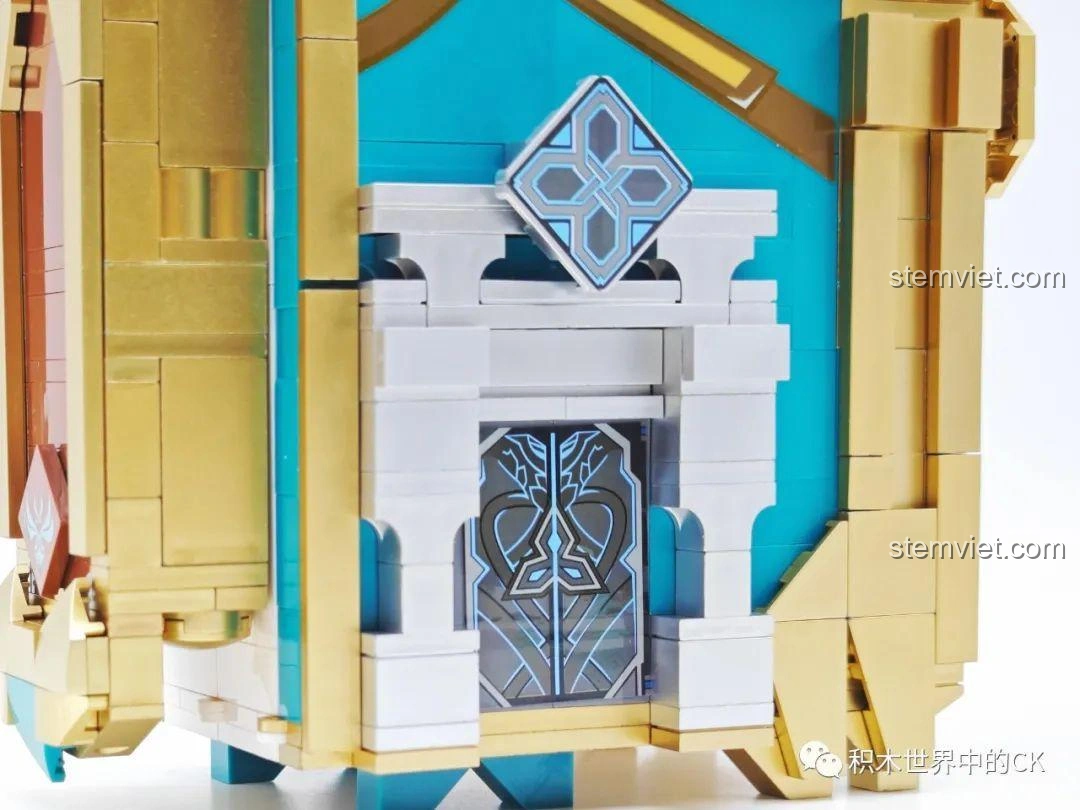 Cận cảnh cổng trước của mô hình JIESTAR 58102 Sách Thiên Không, với họa tiết phức tạp.