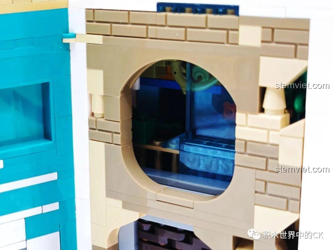 Cận cảnh chi tiết nội thất chính của mô hình JIESTAR 58102 Sách Thiên Không, với nhiều vật phẩm.