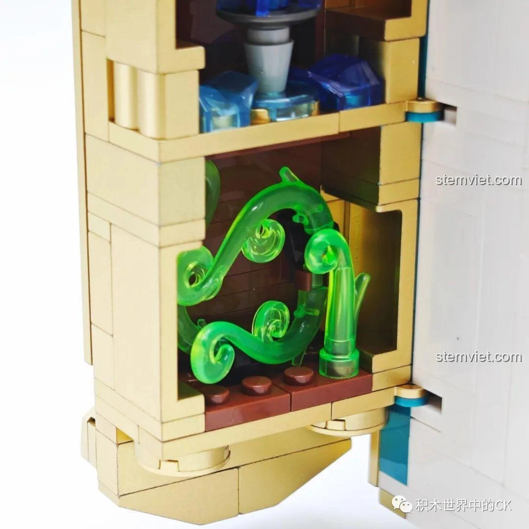 So sánh mô hình JIESTAR 58102 Sách Thiên Không với hình ảnh trong game Genshin Impact, độ chân thực cao.