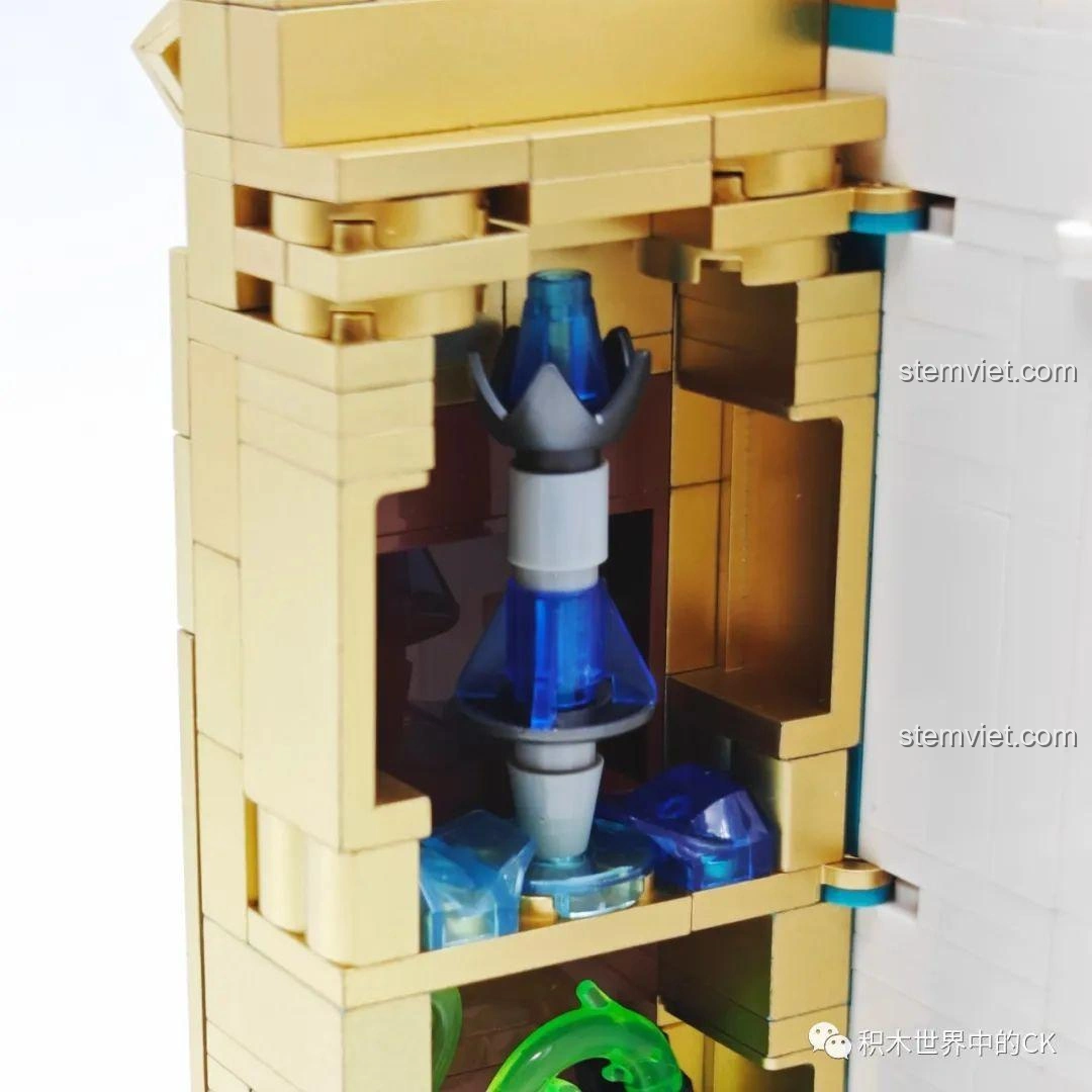 So sánh chi tiết cột pháp thuật JIESTAR 58102 Sách Thiên Không với hình ảnh trong game Genshin Impact.