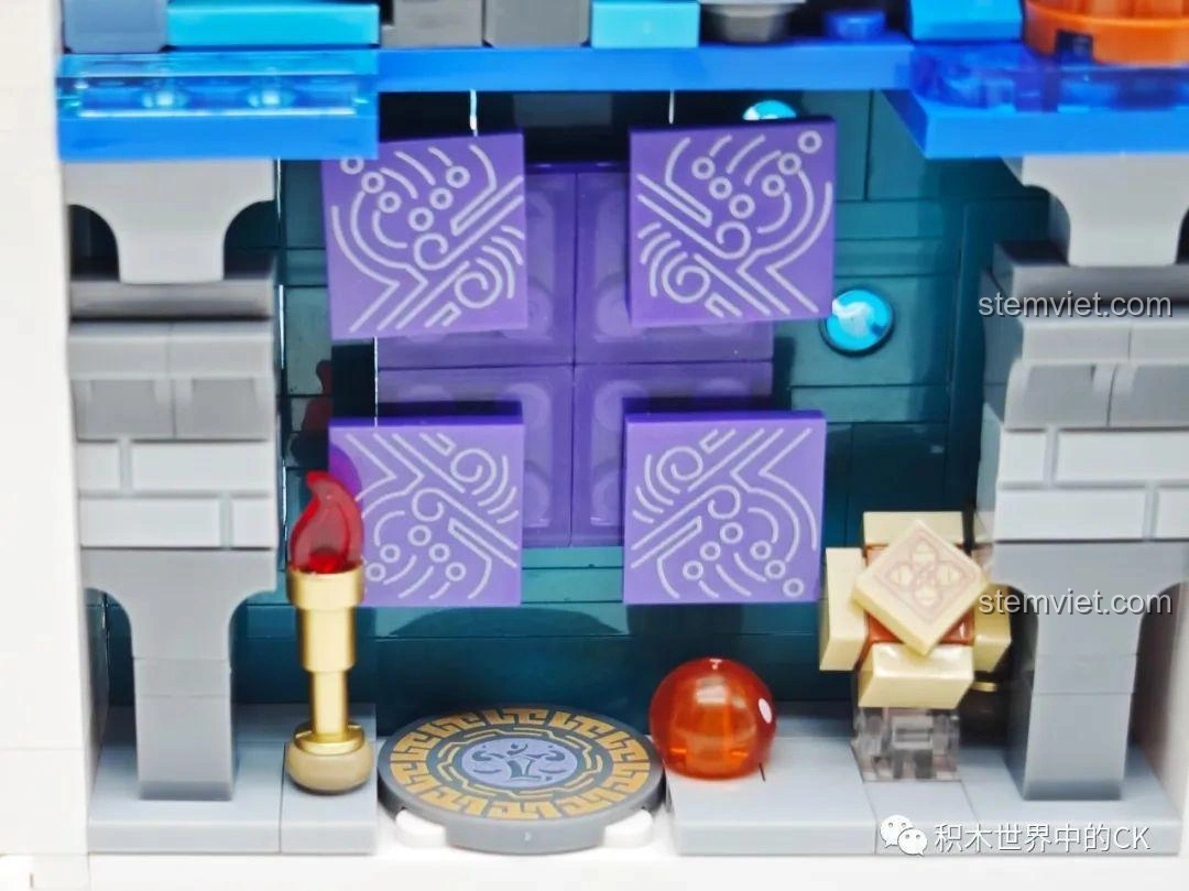 So sánh các khối vuông tím của JIESTAR 58102 Sách Thiên Không với hình ảnh trong game Genshin Impact.