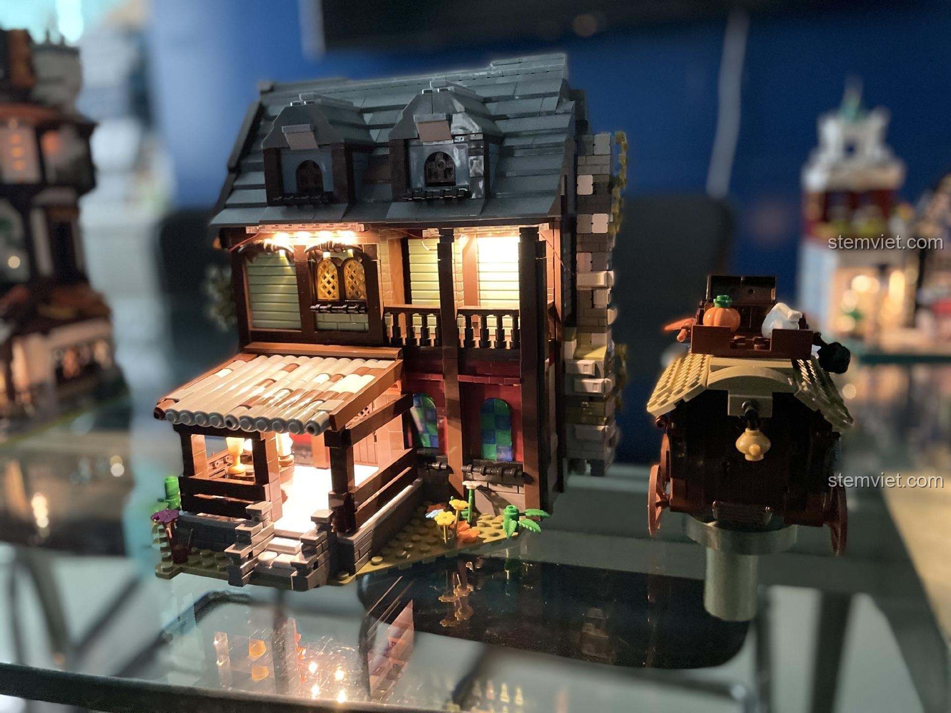 Ảnh review thực tế của bộ đồ chơi mô hình JIESTAR 89148 Quán Trọ Trung Cổ với đèn LED được bật sáng, tạo không khí ấm cúng, huyền ảo.