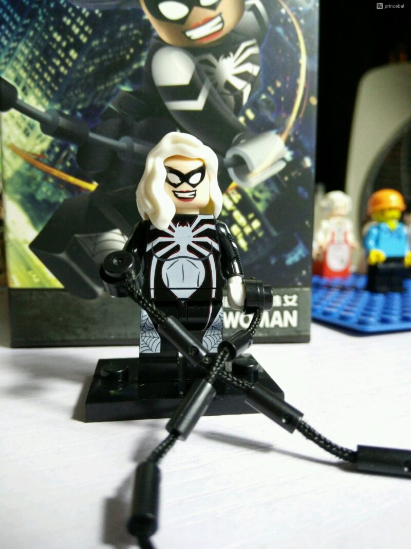 Cận cảnh minifigure Nữ Nhện Hắc Ám Jisi 0279 với thiết kế độc đáo, chi tiết in sắc nét, phù hợp cho bé trai 6 tuổi yêu thích siêu anh hùng Marvel.