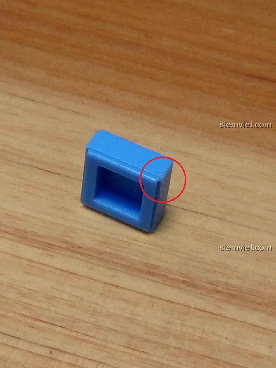 Cận cảnh một chi tiết lỗi nhỏ trên mảnh ghép màu xanh của bộ Jisi 1115, một điểm cần lưu ý về chất lượng.
