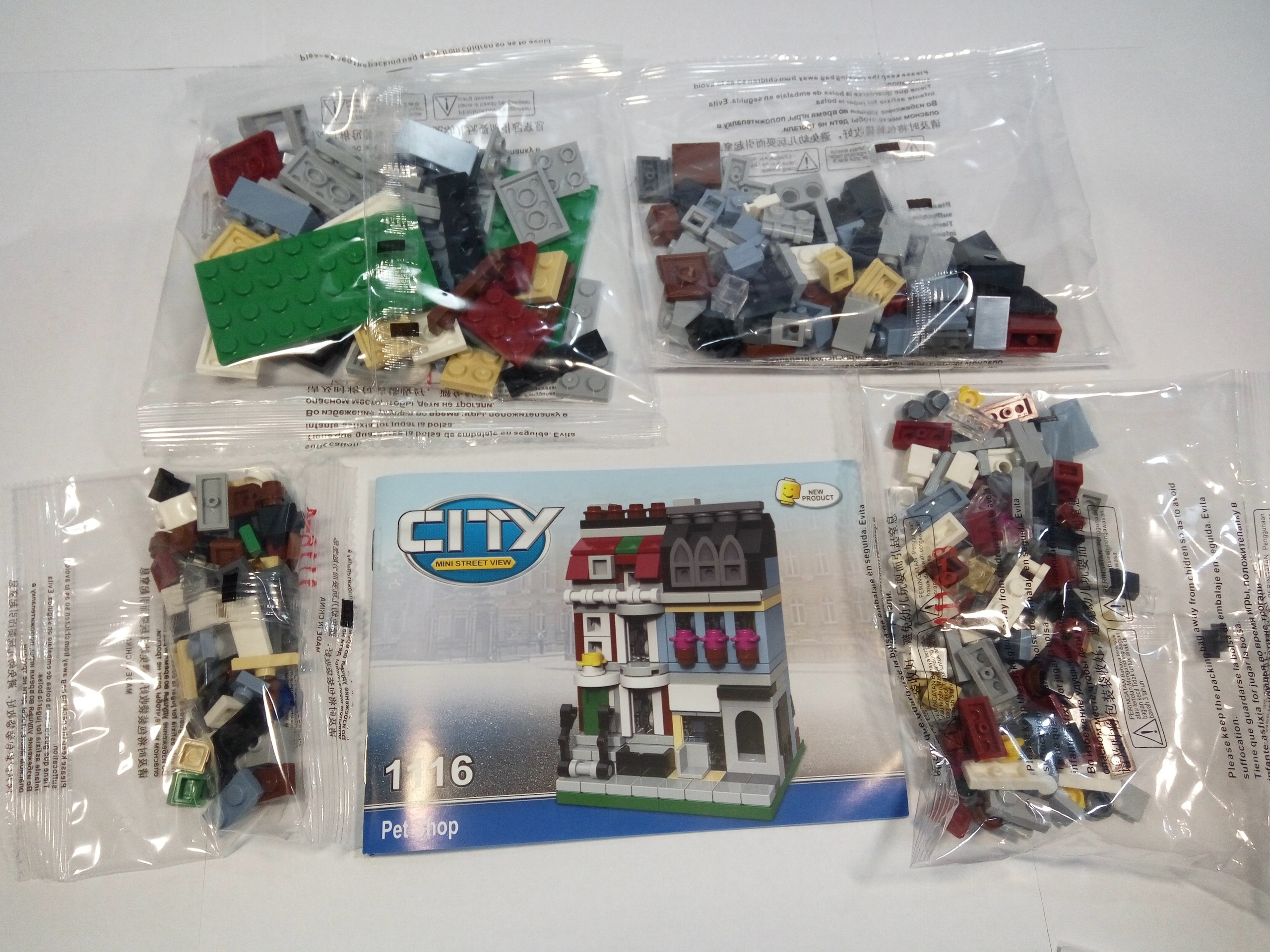 Các túi mảnh ghép và sách hướng dẫn của bộ lắp ghép Cửa hàng thú cưng JiSi 1116 cho bé gái 6 tuổi.