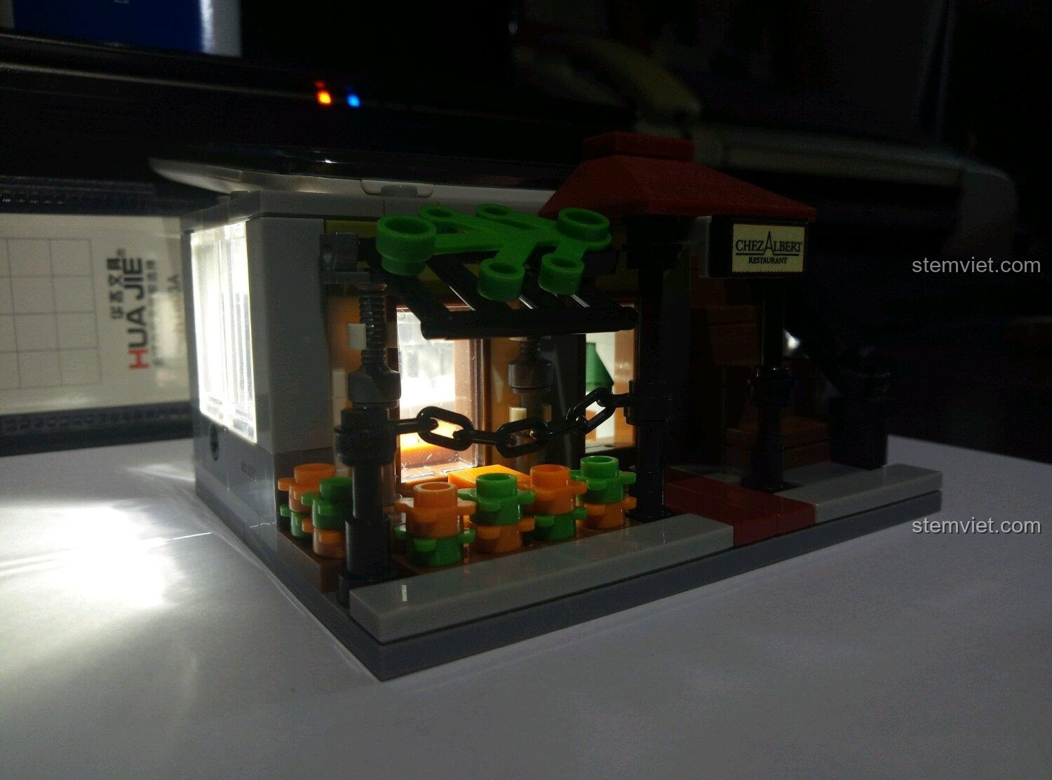 Một chi tiết mảnh ghép bị lỗi nhỏ trong bộ đồ chơi mô hình Jisi 1117, được người dùng chụp lại.