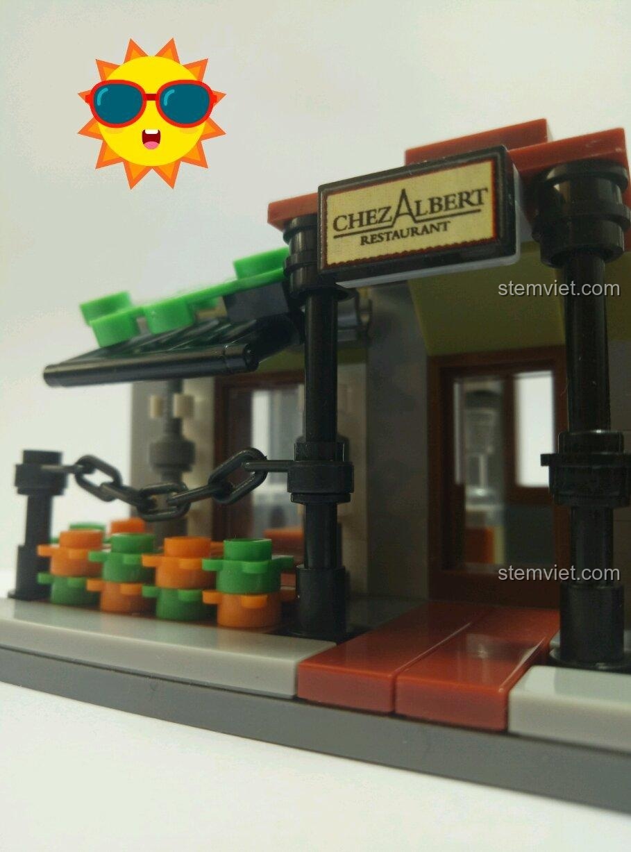 Ảnh chụp thực tế biển hiệu 'Chez Albert' của đồ chơi mô hình Nhà hàng Paris 1117, thể hiện chi tiết tinh xảo của bộ lắp ghép giá rẻ.
