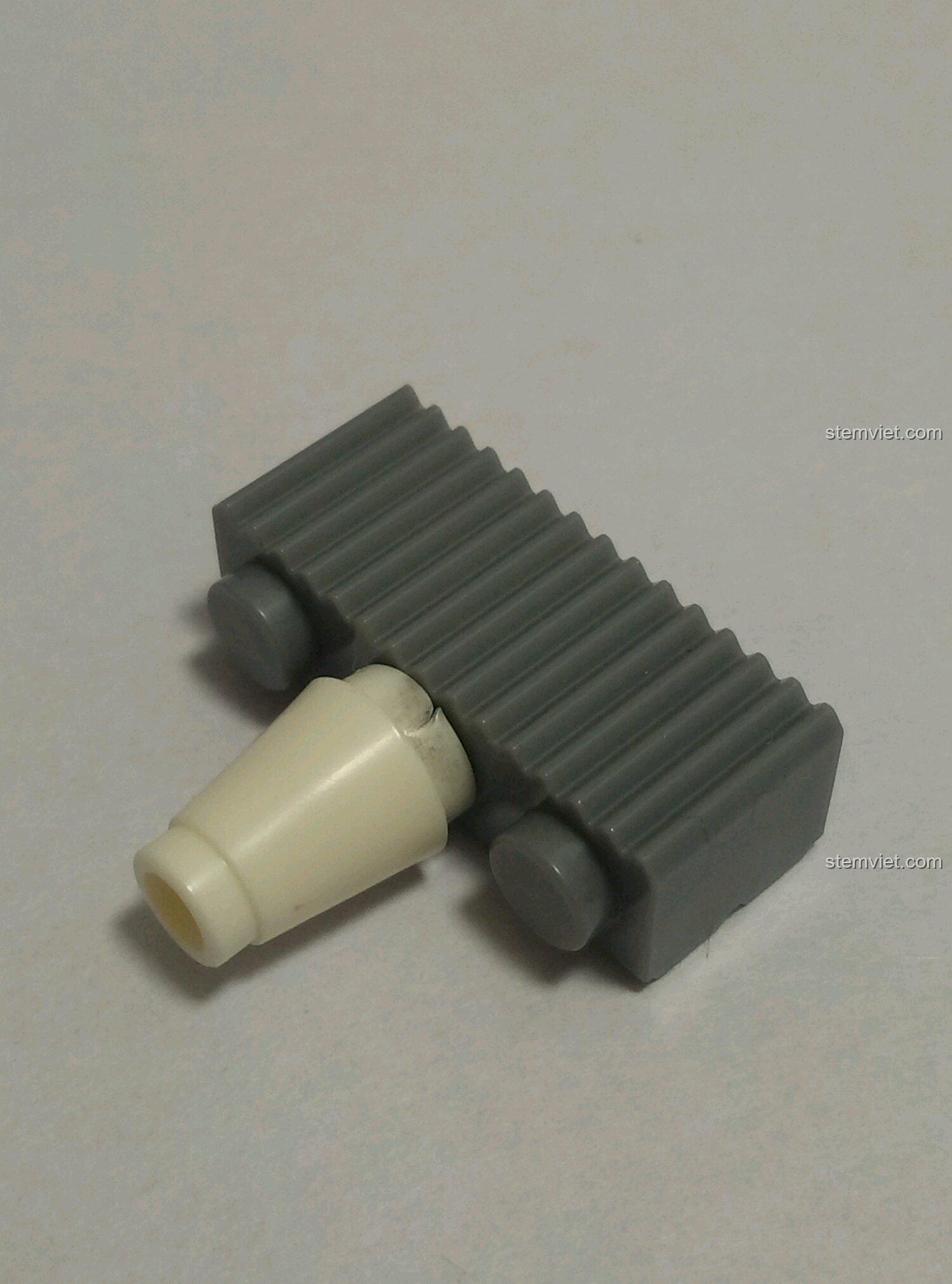 Hiệu ứng ánh sáng ban đêm của bộ xếp hình Nhà hàng Paris, tạo nên một khung cảnh lung linh cho mô hình.