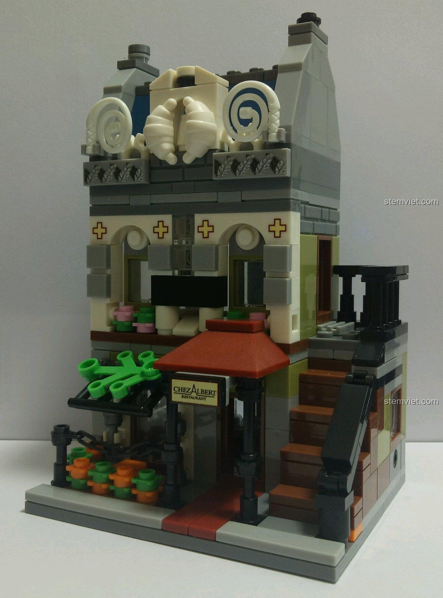 Cầu thang bên hông của bộ xếp hình Nhà hàng kiểu Pháp Jisi, một chi tiết thiết kế thông minh trong bộ đồ chơi mô hình 293 mảnh.