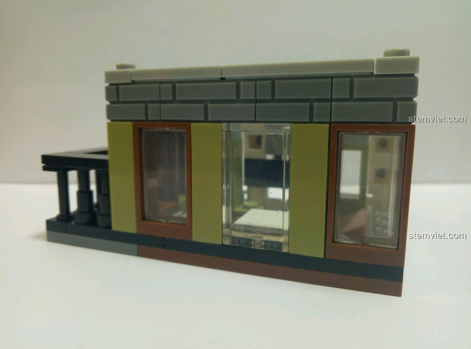 Nội thất tầng trên của Mô hình Nhà hàng Paris 1117 với một chiếc giường đơn, thể hiện sự chi tiết của bộ lắp ghép.