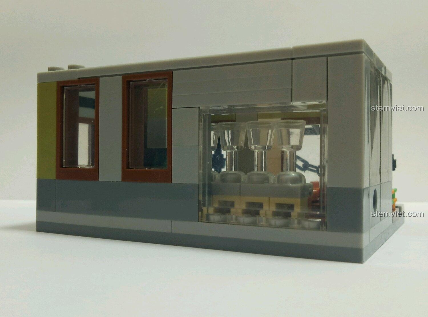 Mặt tiền tầng hai của bộ xếp hình Nhà hàng Paris với các chi tiết cửa sổ và hoa trang trí, sản phẩm của Jisi mã 1117.