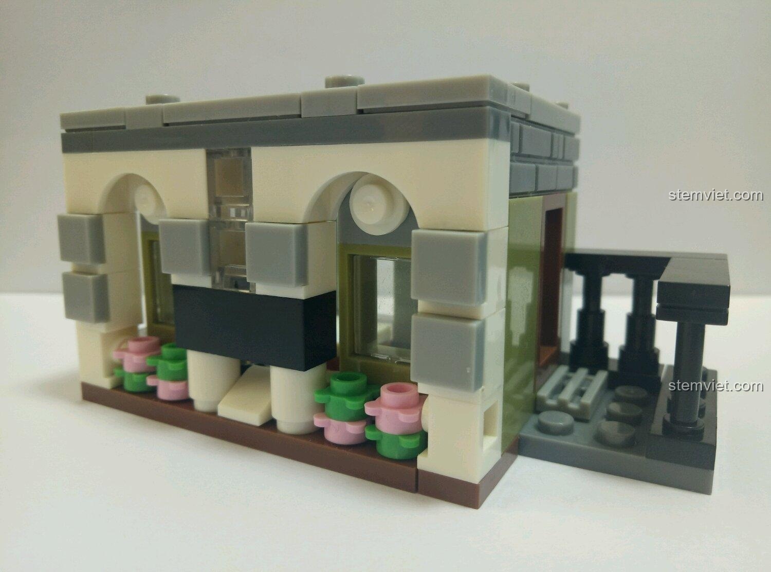 Nội thất tầng một của bộ lắp ghép Nhà hàng Paris với bàn ghế và quầy bar, một điểm nhấn của đồ chơi mô hình Jisi 1117.