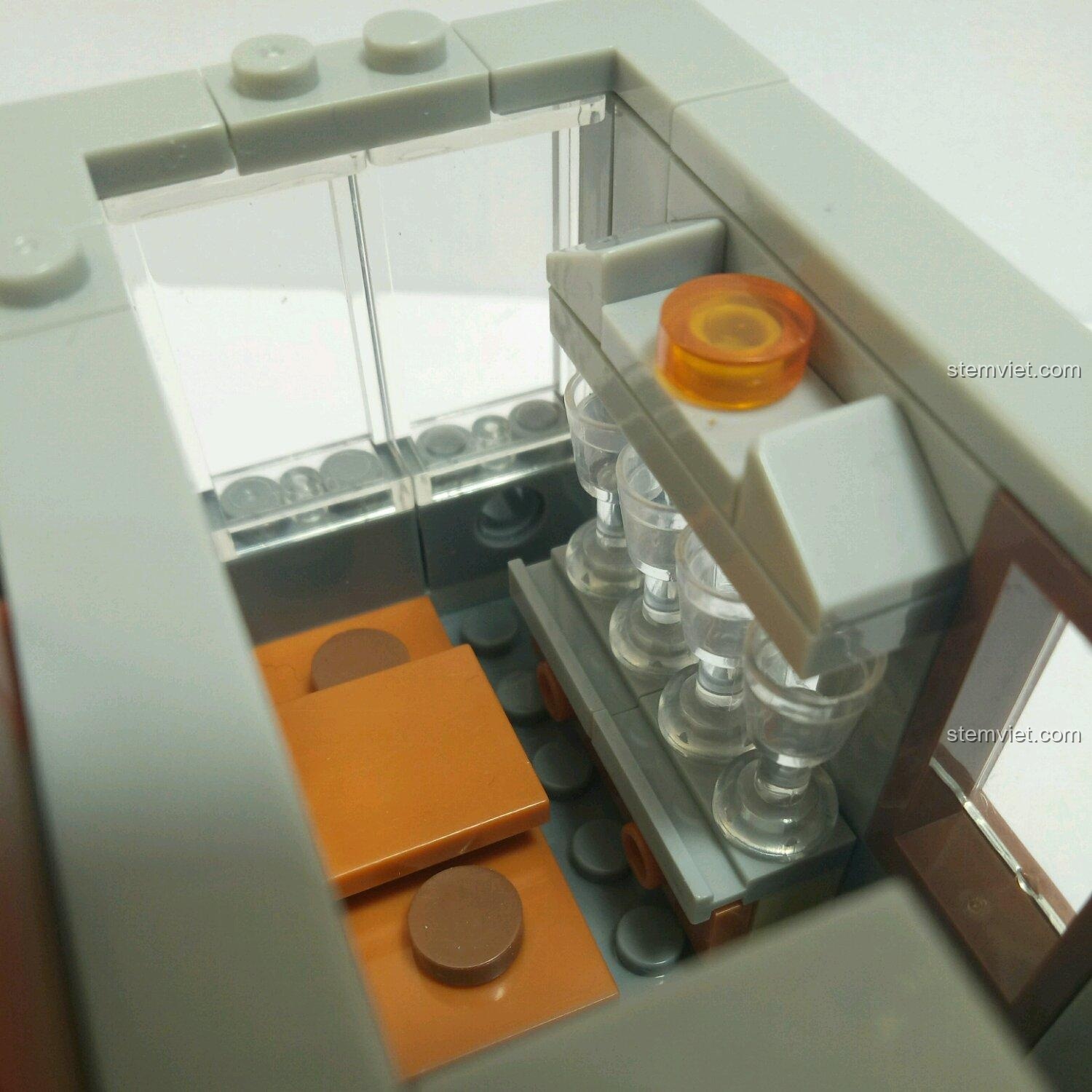 Góc nhìn bên hông của đồ chơi xếp hình Jisi 1117, cho thấy sự kết hợp màu sắc hài hòa của mô hình Nhà hàng kiểu Pháp.