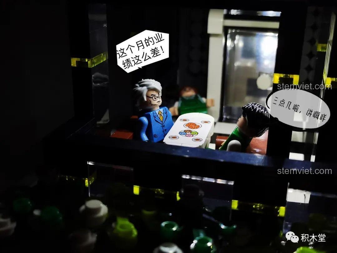 Cận cảnh nội thất Quán Cà Phê Góc Phố Juhang Technology 86007 với đèn LED sáng, thể hiện chi tiết bàn ghế và minifigures đang tương tác.