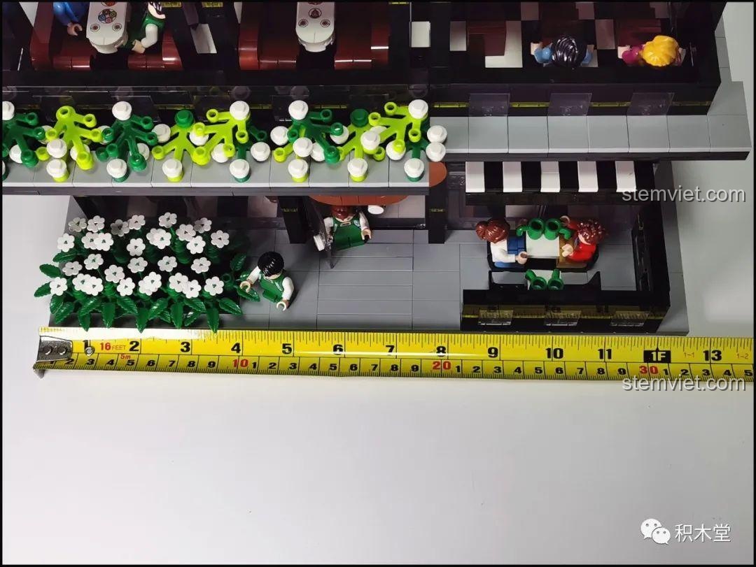 Cánh cửa đặc biệt với kích thước nhỏ hơn bình thường trong bộ lắp ghép Juhang Technology 86007 Quán Cà Phê Góc Phố, được làm từ các mảnh ghép độc đáo.