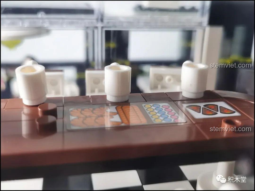 Minifigure với biểu cảm nghiêm túc trong Quán Cà Phê Góc Phố Juhang Technology 86007, tạo nên câu chuyện và tình huống thú vị.