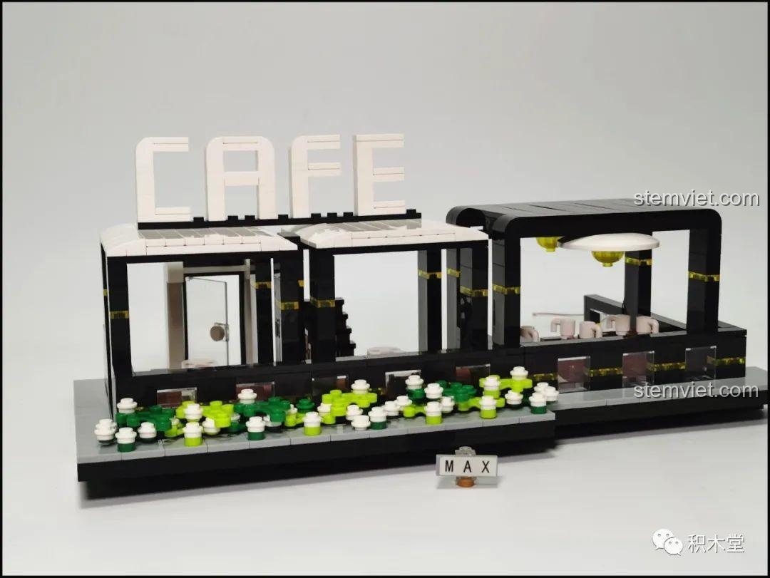 Khu vực chứa bộ điều khiển và hộp pin của bộ lắp ghép Juhang Technology 86007 Quán Cà Phê Góc Phố, được thiết kế ẩn để không ảnh hưởng đến vẻ ngoài mô hình.