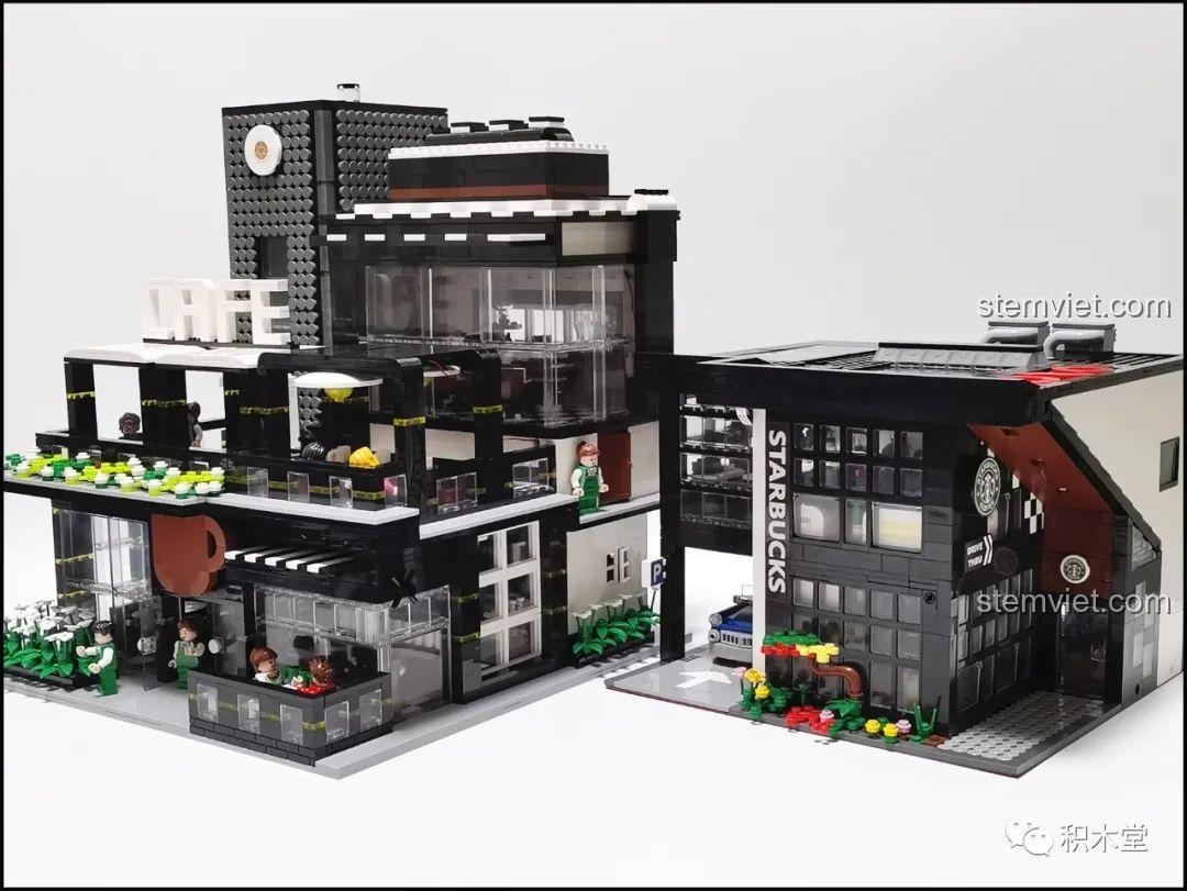 Góc nhìn xuyên qua các mảnh ghép trong suốt của bộ lắp ghép Juhang Technology 86007 Quán Cà Phê Góc Phố, cho thấy nội thất bên trong.