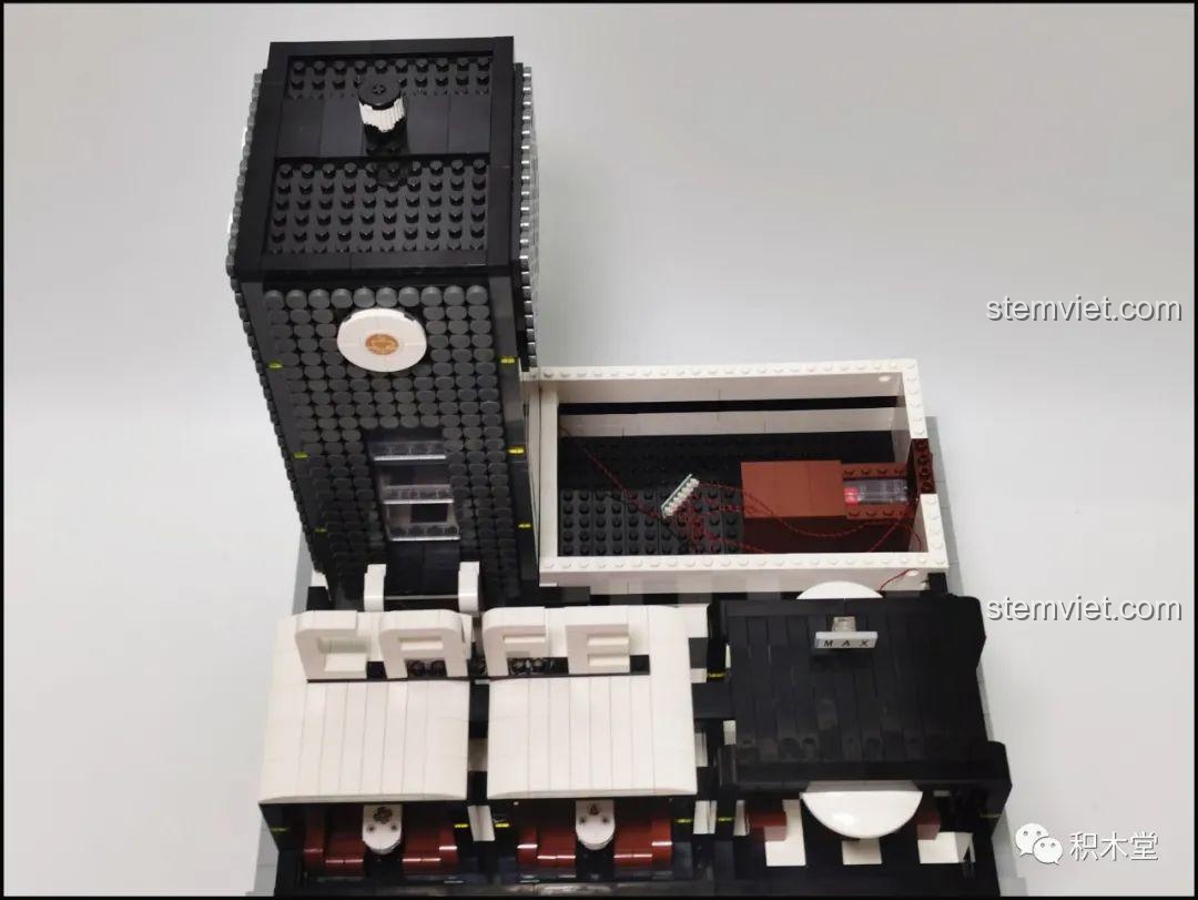 Đèn LED được lắp đặt trên ban công của bộ lắp ghép Juhang Technology 86007 Quán Cà Phê Góc Phố, tạo ánh sáng lung linh cho không gian ngoài trời.